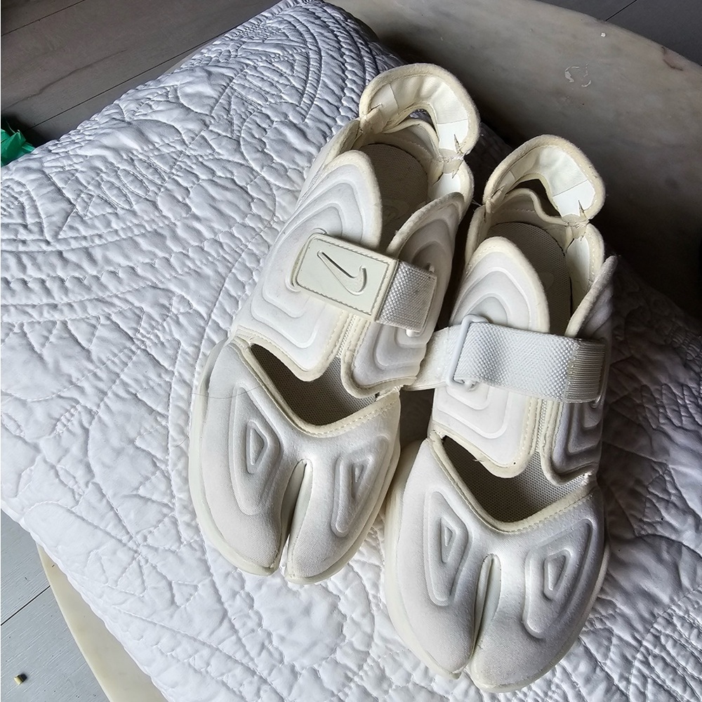 Nike womens Cream Sneakers